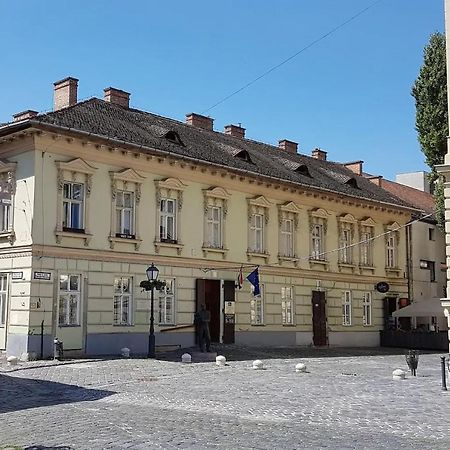 Stylish Historic Flat For 4 In Heart Of Oldbuda Budapest Ngoại thất bức ảnh