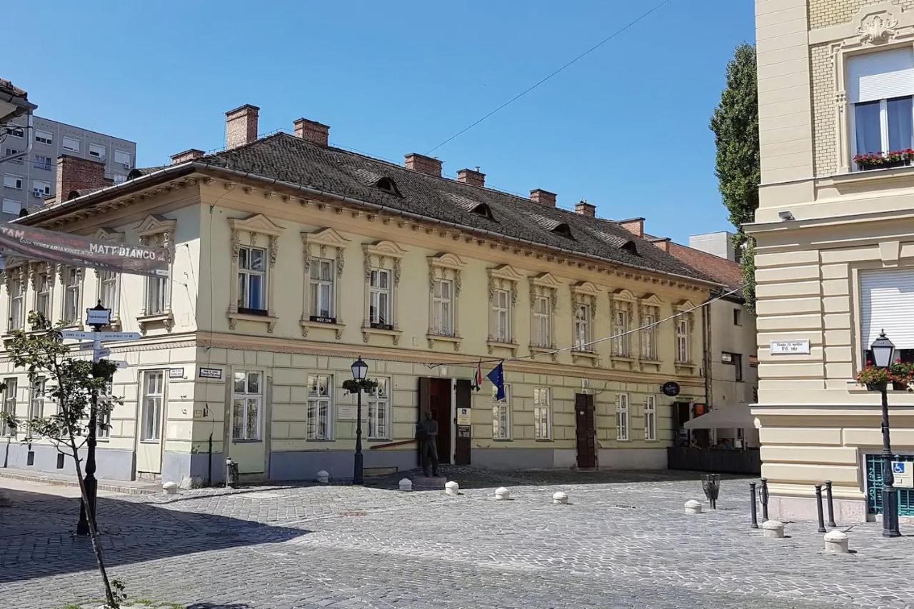 Stylish Historic Flat For 4 In Heart Of Oldbuda Budapest Ngoại thất bức ảnh